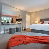 Deluxe Queen Suite