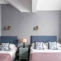 Family Manor Room