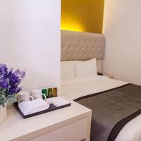 Deluxe Queen Room - With Window