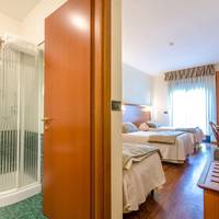 Трехместный