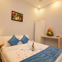 Double room with internal window