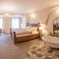 Deluxe Queen Suite