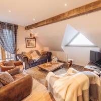 Deluxe Three-Bedroom Apartment with Mountain View