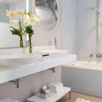 Superior Queen Room with Sea or Port View - Bathtub or Shower