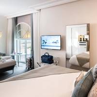 Deluxe Family Room with Bathtub or Shower