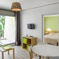 One-Bedroom Apartment with 2 Terraces and Pond View