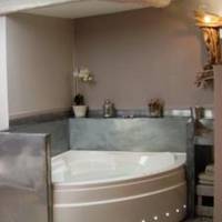 Apartment with Hot Tub