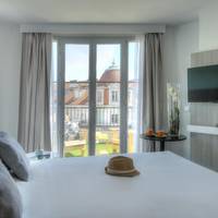 Queen Room with Terrace and City View