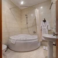 Spacious Double or Twin Room with Jacuzzi tub and Courtyard View