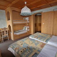  Family Room (2 Adults + 2 Children)