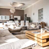 Five-Bedroom Contemporary Apartment with Terrace - 5 Bathrooms and Jacuzzi and Spa Bath (12 Adults)
