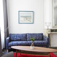 Deluxe Apartment First Floor with Street side