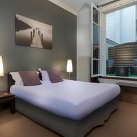 Classic One-Bedroom Apartment - Courtyard View