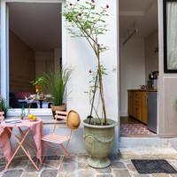 Apartment with Courtyard View