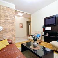 Deluxe One-Bedroom Apartment (Nezavisimosti 78)