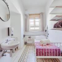 Budget Single Room with Shared Bathroom