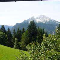 Apartment with Mountain View