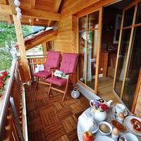 Apartment with Mountain View