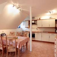 Three-Bedroom Apartment 52RB5