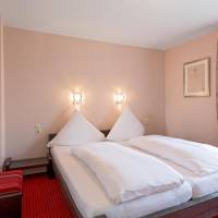Deluxe One-Bedroom Apartment with Balcony 
