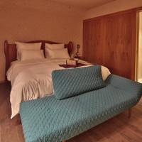 King Cave Suite with Spa bath 