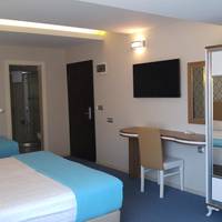 Deluxe Room (2 Adults + 1 Child)