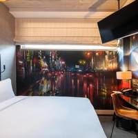  Amsterdam Street Art Queen Guest Room 