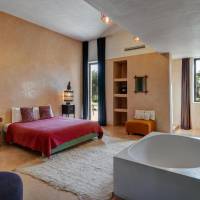 Deluxe Suite with Bath
