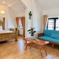 Queen Suite with Pool View