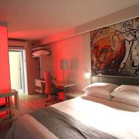 XL Room (2 Adults + 2 Children)