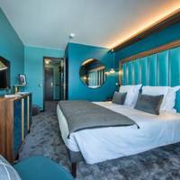 Double Room with bath and Valley View