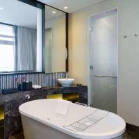Club King Room with View and Lounge Access