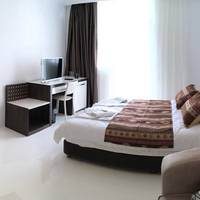 Deluxe Double Room with Side Sea View