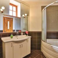 2 Bedroom Apartment with Sea View and Spa Bath - Top Floor 