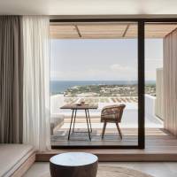 Executive Suite with Private Pοol and Sea View