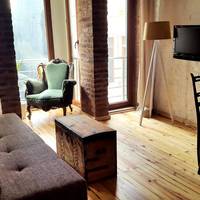 One-Bedroom Apartment with Oriel