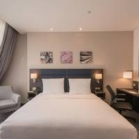Queen Room - Mobility Accessible