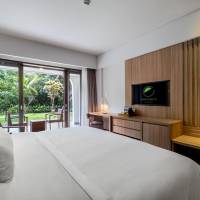 Deluxe Premier Room, Guest room, 1 King, Garden view, Balcony