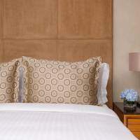 Deluxe Room, Guest Room, One King, City & Mountain View