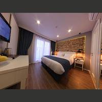 Superior Double Room with Balcony and Brick Wall