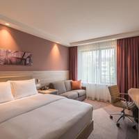 Queen Room with Sofa - Non-Smoking