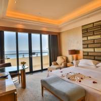 Larger Suite, 1 King, Ocean view, Balcony