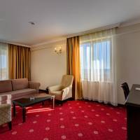 Corner Suite with Side Sea View