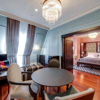 Suite with Street View
