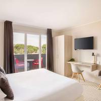 Deluxe King Room with King Bed and Sea View - Non-Smoking