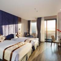Deluxe Double or Twin Room with Balcony - City and Mountain View