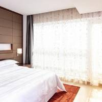 Corner room with Balcony, Guest room, 1 King, Skyline view