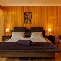 Queen Suite with Fire Place and Hot Tub - Waterfall view