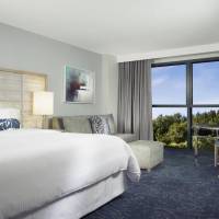 Guest room, 1 King, Resort view