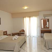 Family Studio (2 Adults + 2 Children)